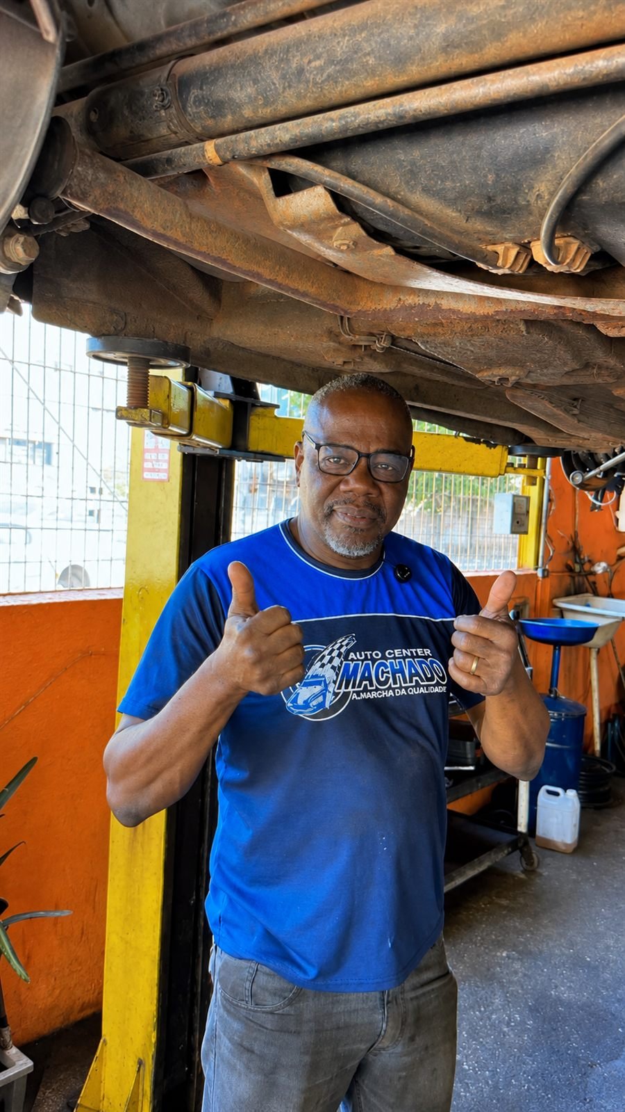 Machado, do Auto Center Machado, aprovando o serviço na oficina em Uberlândia